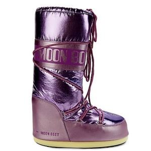 Moon Boots Size 39-41. Worn once for a ski trip.